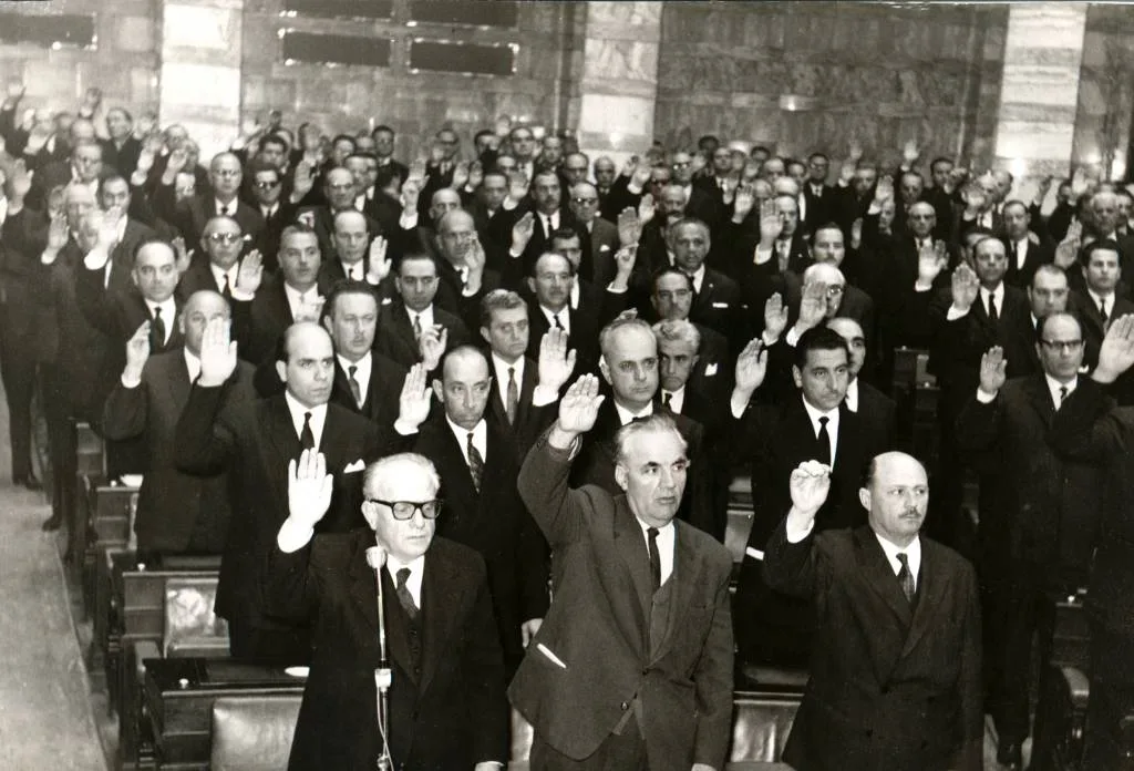 Ορκωμοσία στη Βουλή των Ελλήνων την 19η Μαρτίου 1964. Στη δεύτερη σειρά αριστερά ο βουλευτής Ιωάννης Κυριαφίνης