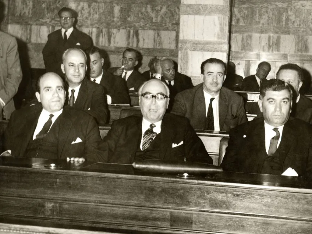 Έδρανα της βουλής το 1964. Αριστερά ο βουλευτής Ιωάννης Κυριαφίνης και στη δεύτερη σειρά ο βουλευτής Θεσσαλονίκης Χάρης Μαναβής