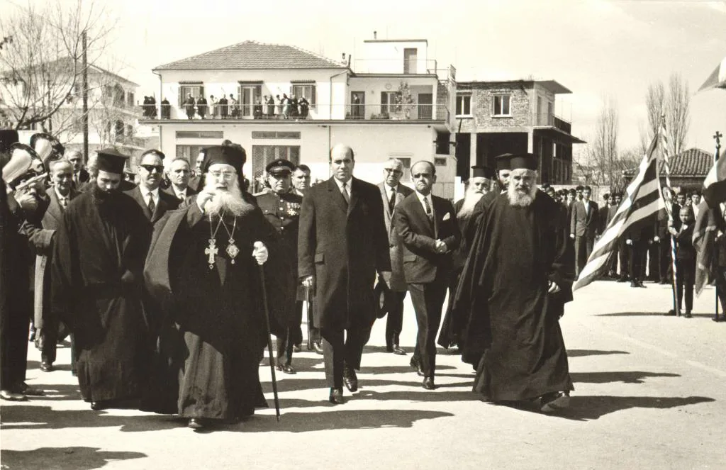 Ο Μητροπολίτης Παύλος, ιερείς, ο βουλευτής Ιωάννης Κυριαφίνης και ο δήμαρχος Αρναίας Σπύρος Χαριστός