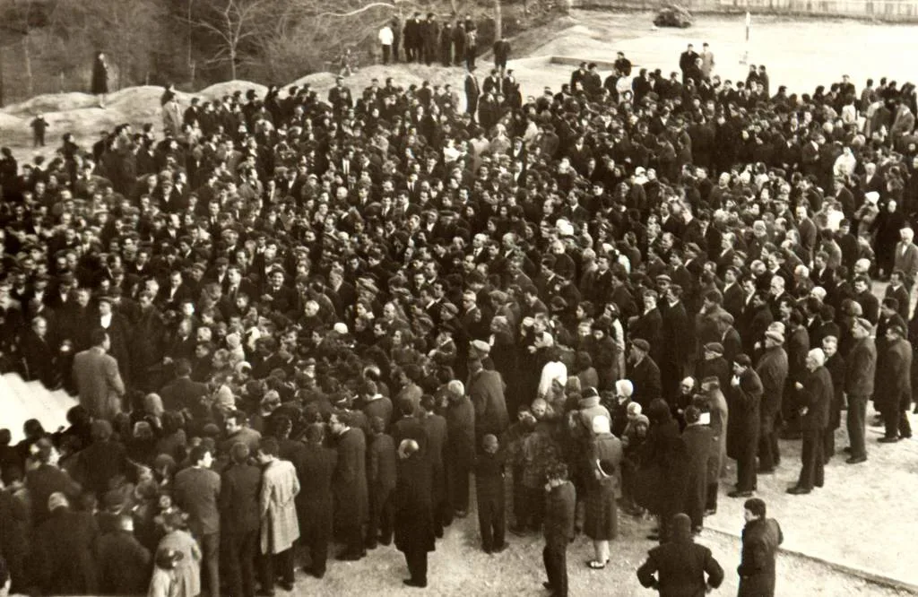 Συλλαλητήριο στις 6 Ιανουαρίου 1965 στην αυλή του Δημοτικού Σχολείου Αρναίας, εναντίον της μεταφοράς της έδρας της Ιεράς Μητροπόλεως εκτός Αρναίας (2/2)