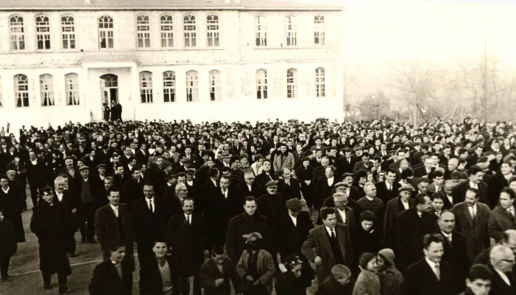 Συλλαλητήριο στις 6 Ιανουαρίου 1965 στην αυλή του Δημοτικού Σχολείου Αρναίας, εναντίον της μεταφοράς της έδρας της Ιεράς Μητροπόλεως εκτός Αρναίας (1/2)