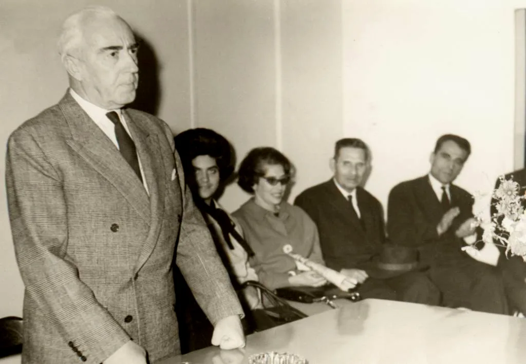 Ο Υπουργός Εσωτερικών χαιρετίζει τη Νομαρχία, τον δήμαρχο Νέων Μουδανιών Πέτρο Ζαφειρίου, τον βουλευτή Ιωάννη Κυριαφίνη, τη σύζυγό του Καίτη και τον δημοσιογράφο της εφημερίδας «Νέα Χαλκιδική» Γεώργιο Γεωργούδη