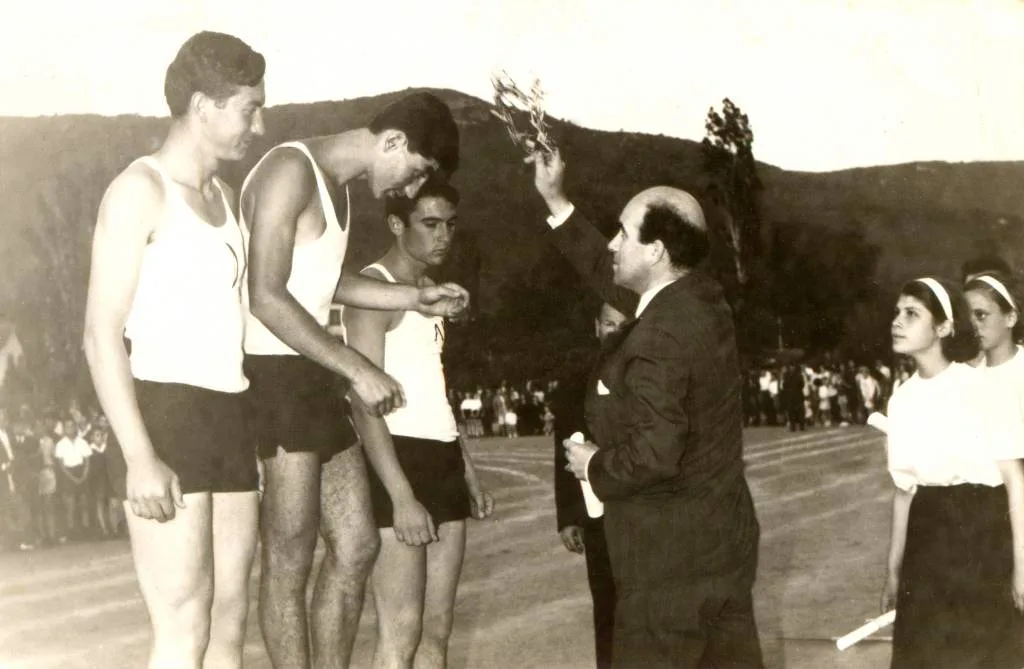 Ο βουλευτής Ιωάννης Κυριαφίνης στεφανώνει νικητές των σχολικών αγώνων