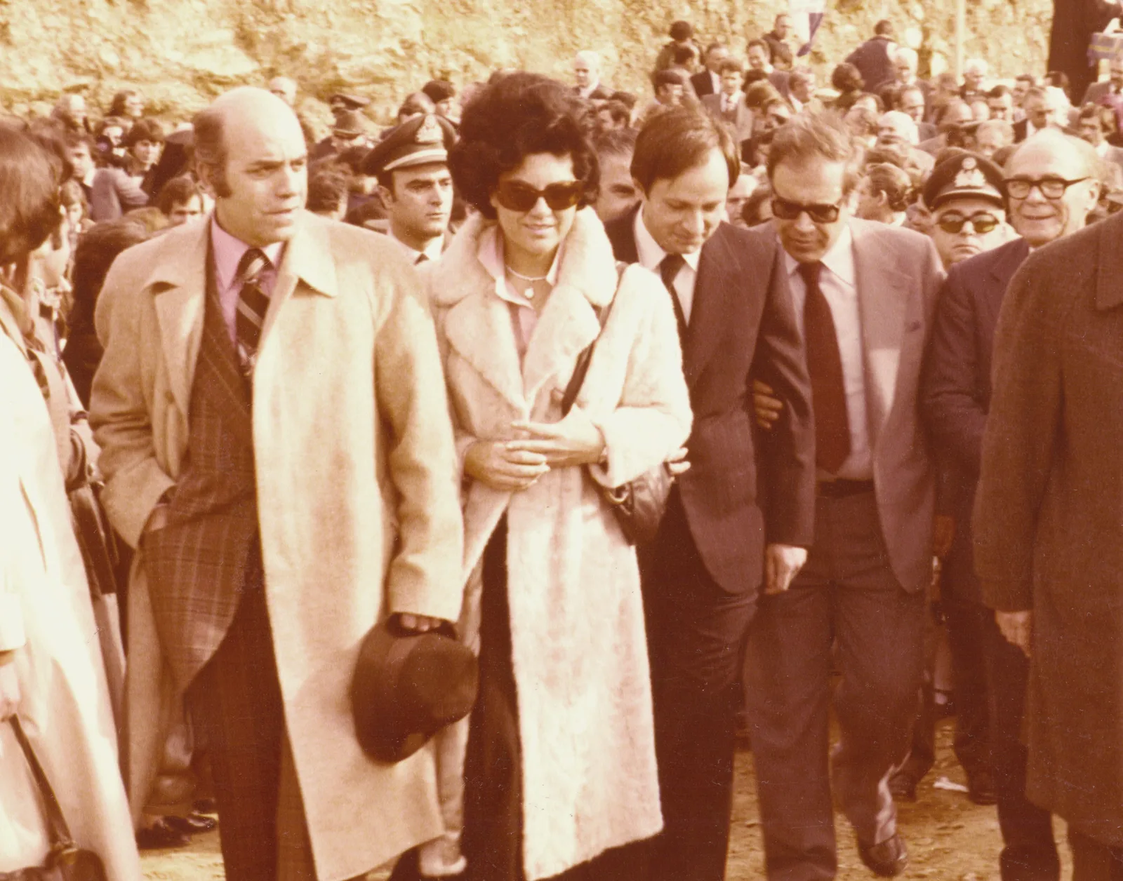 Προσέλευση επισήμων στα εγκαίνια του Νοσοκομείου Πολυγύρου επί Μεταπολίτευσης. Διακρίνονται ο υπουργός Νικόλαος Μάρτης, ο Δήμαρχος, ο πρώην βουλευτής Ιωάννης Κυριαφίνης και η σύζυγος του Καίτη