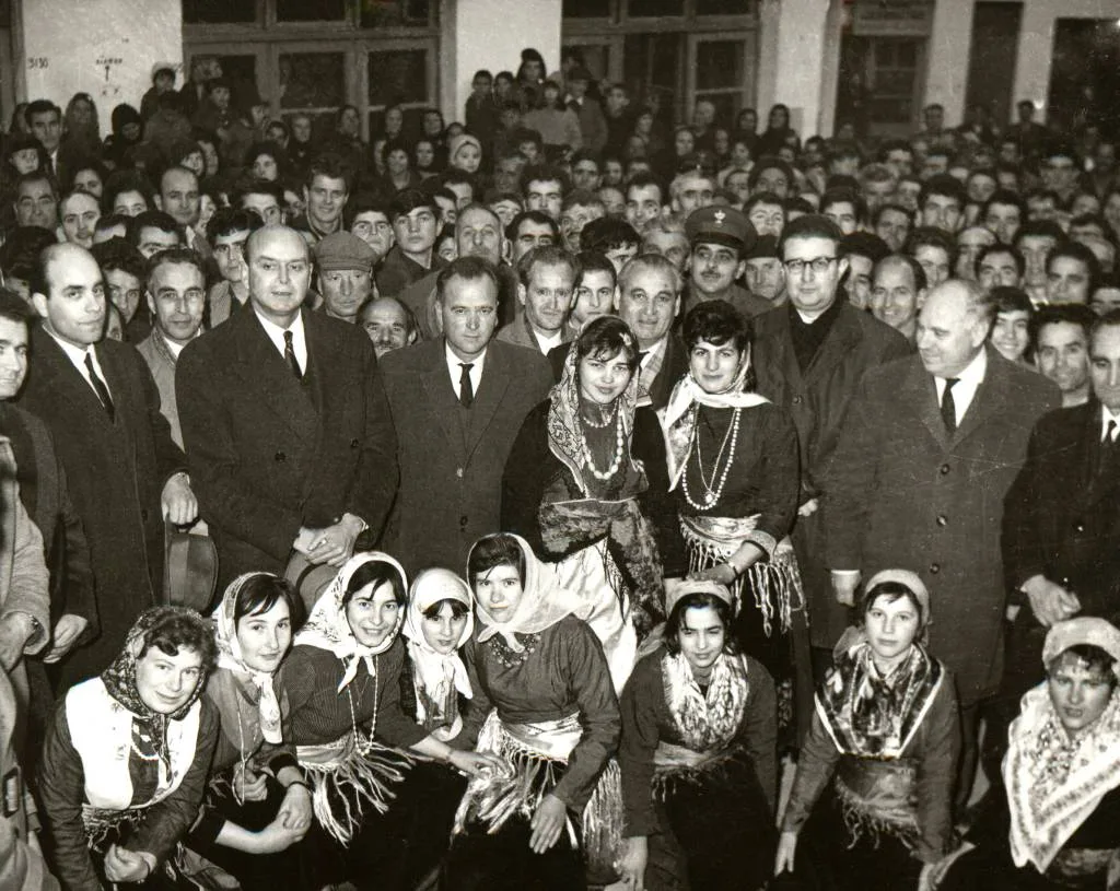 Στα εγκαίνια ηλεκτροδότησης της Μεγάλης Παναγίας ο δήμαρχος Αρναίας Ι. Πάχτας, ο βουλευτής Ι. Κυριαφίνης, κοπέλες με παραδοσιακές στολές και πλήθος κόσμου