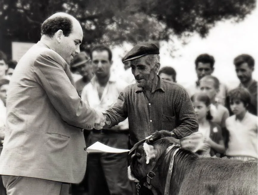 Βράβευση αγρότη στην πανήγυρη του Αγίου Μάμα στις 2 Σεπτεμβρίου του 1964 (4/4)