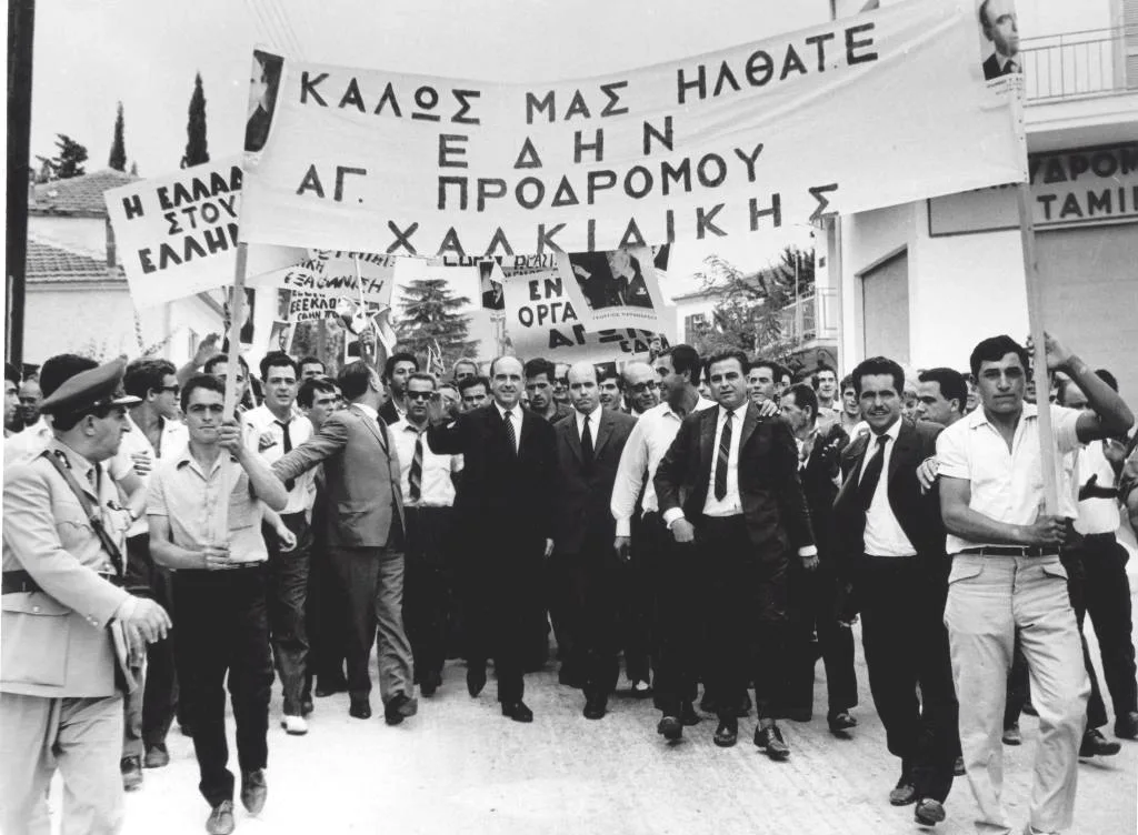 Το κλιμάκιο βουλευτών στην είσοδο του Αγίου Προδρόμου, με τον Ανδρέα Παπανδρέου, τον Αντώνη Λιβάνη, τον Ιωάννη Κυριαφίνη και πολλά στελέχη (2/2)