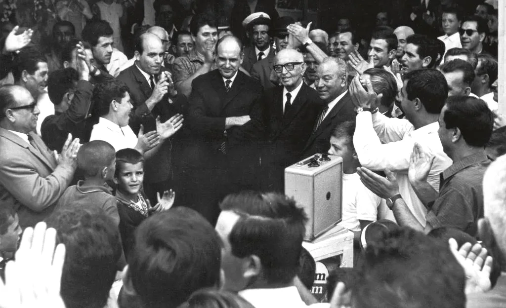 Το κλιμάκιο βουλευτών στην είσοδο του Αγίου Προδρόμου, με τον Ανδρέα Παπανδρέου, τον Αντώνη Λιβάνη, τον Ιωάννη Κυριαφίνη και πολλά στελέχη (1/2)