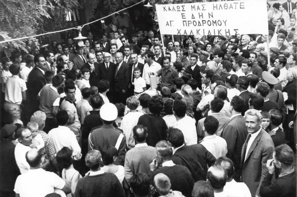 Ο Ιωάννης Κυριαφίνης προσφωνεί τον Ανδρέα Παπανδρέου. Διακρίνονται ο τέως υπουργός Νικόλαος Τερζόγλου και ο βουλευτής Β’ Θεσσαλονίκης Γεώργιος Καραγκιόζης (2/2)