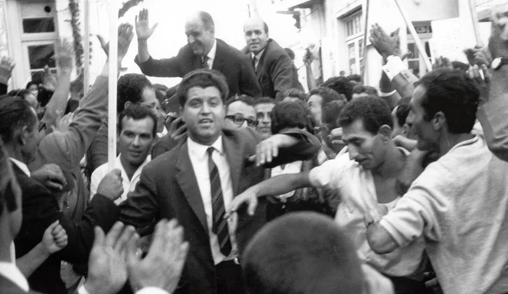 Στην Αρναία ο Ανδρέας Παπανδρέου και ο Ιωάννης Κυριαφίνης στα χέρια οπαδών και φίλων της Ενώσεως Κέντρου. Διακρίνεται ο βουλευτής Β’ Θεσσαλονίκης Λάκης Λασκαρίδης (3/3)