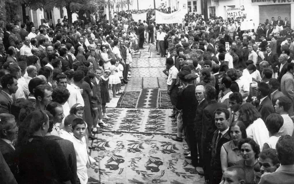 Η πλατεία της Αρναίας από την είσοδό της μέχρι το κέντρο της ήταν στρωμένη με παραδοσιακά χαλιά για να περάσει ο Ανδρέας με το κλιμάκιο βουλευτών (2/3)