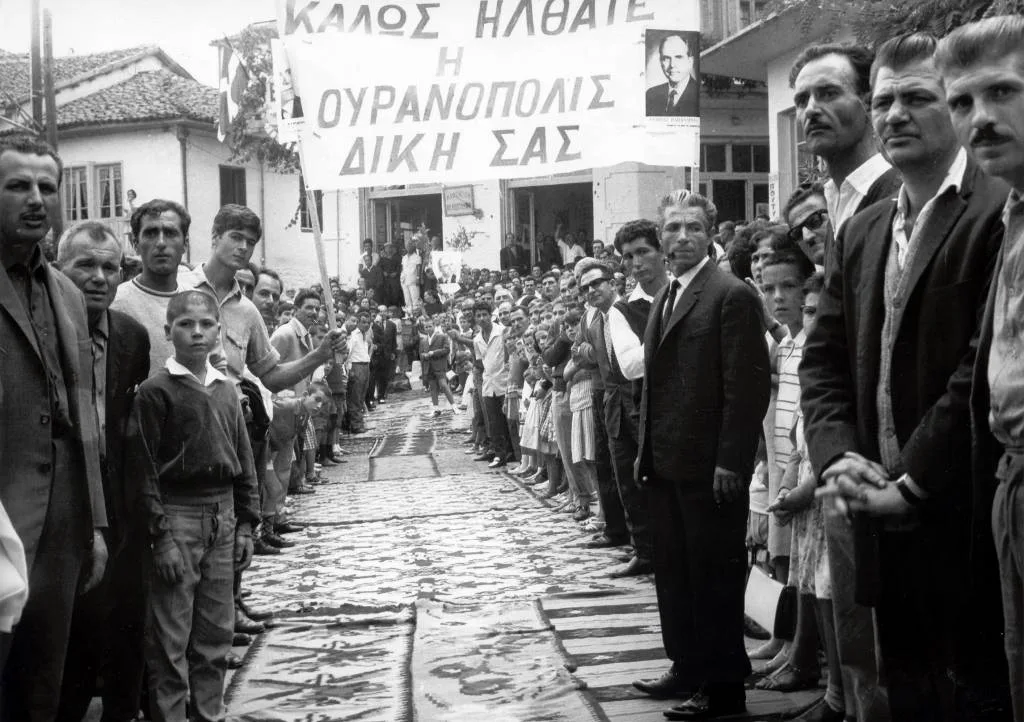 Η πλατεία της Αρναίας από την είσοδό της μέχρι το κέντρο της ήταν στρωμένη με παραδοσιακά χαλιά για να περάσει ο Ανδρέας με το κλιμάκιο βουλευτών (1/3)