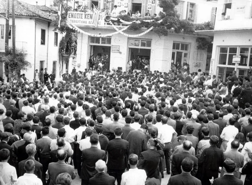 Στο μεγάλο μπαλκόνι, επάνω στο σπίτι του Ηλία Παναγιωτίδη, η Μαργαρίτα Παπανδρέου με τη σύζυγό μου Καίτη και πολλές άλλες κυρίες παρακολουθούσαν κατάπληκτες τη συγκέντρωση και τις πρωτοφανείς εκδηλώσεις με τις οποίες έγινε δεκτό στο κλιμάκιο με τον Ανδρέα.