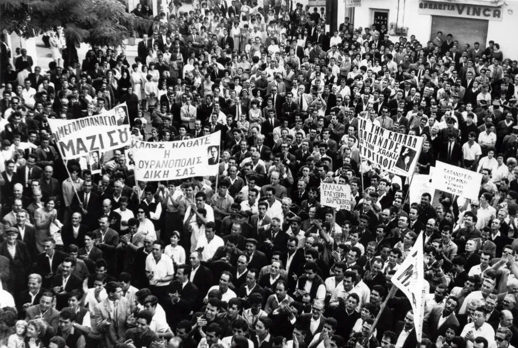 Εικόνες της πλατείας, κατάμεστης από φίλους και οπαδούς της Ενώσεως Κέντρου (2/5)