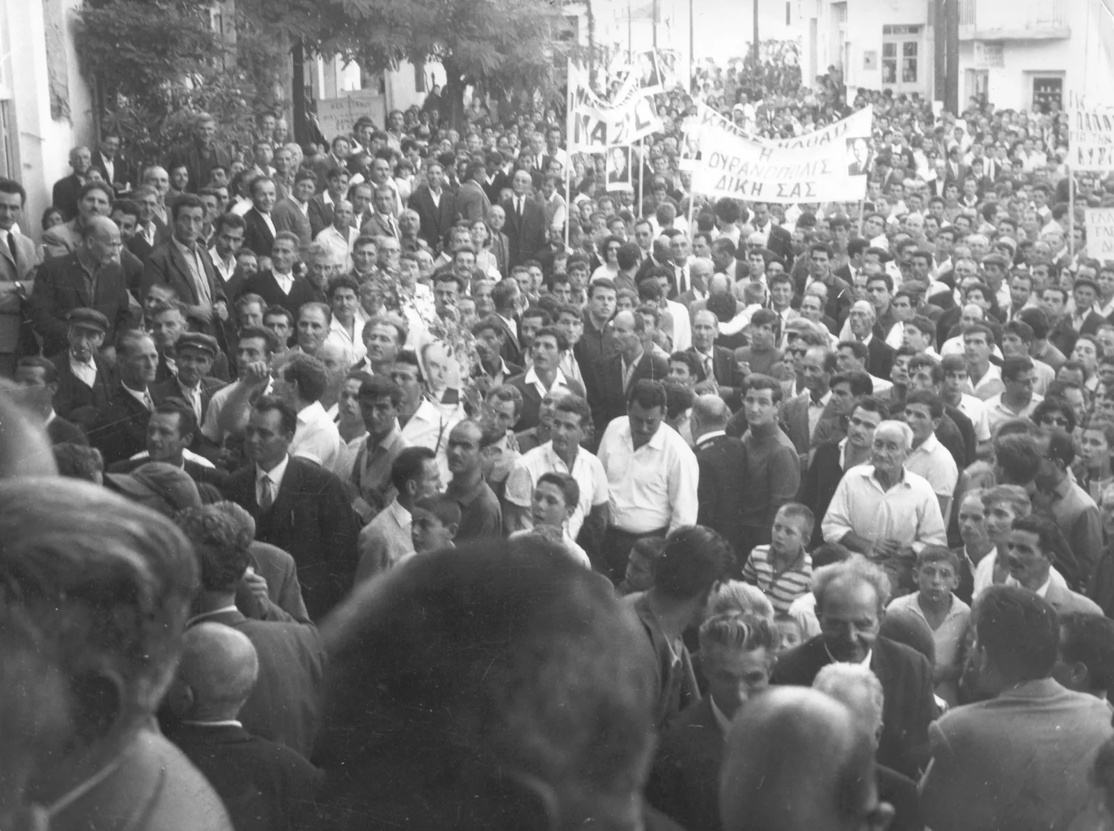 Εικόνες της πλατείας, κατάμεστης από φίλους και οπαδούς της Ενώσεως Κέντρου (4/5)