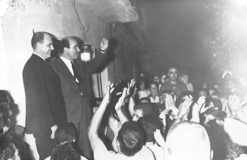 Εικόνες της πλατείας, κατάμεστης από φίλους και οπαδούς της Ενώσεως Κέντρου (1/5)