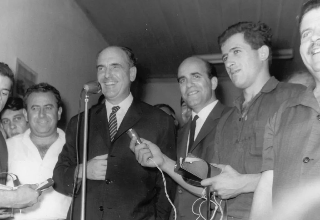Ο Ανδρέας Παπανδρέου χαιρετίζει