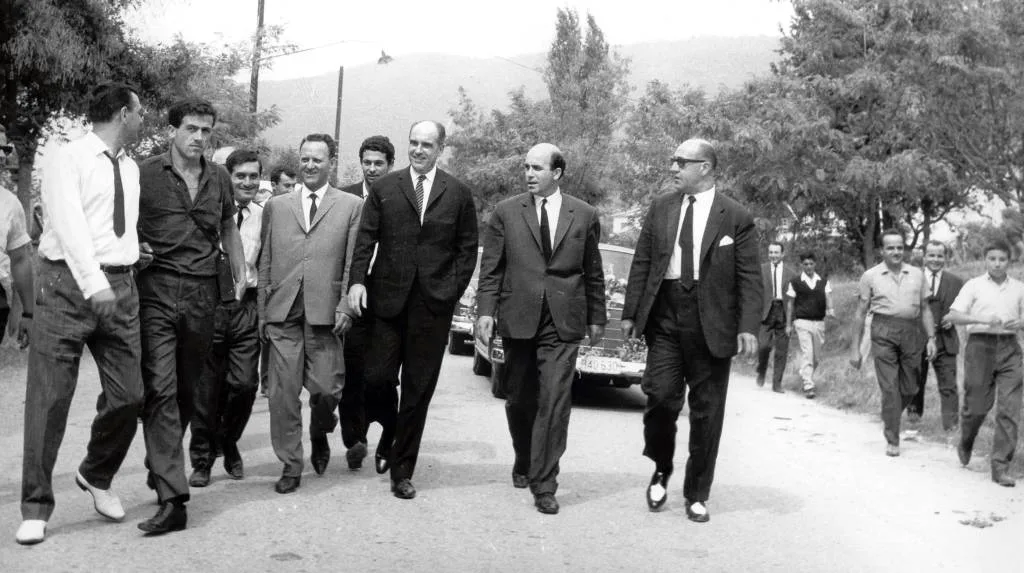 Στην είσοδο του Πολυγύρου ο Ανδρέας Παπανδρέου, ο Αθανάσιος Γεροχρήστου, πολιτευτής Χαλκιδικής, ο Αντώνης Λιβάνης και ο Ιωάννης Κυριαφίνης με στελέχη του Κόμματος (2/2)