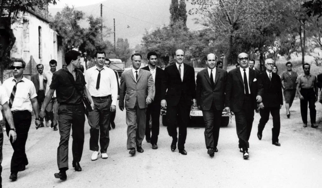 Στην είσοδο του Πολυγύρου ο Ανδρέας Παπανδρέου, ο Αθανάσιος Γεροχρήστου, πολιτευτής Χαλκιδικής, ο Αντώνης Λιβάνης και ο Ιωάννης Κυριαφίνης με στελέχη του Κόμματος (1/2)