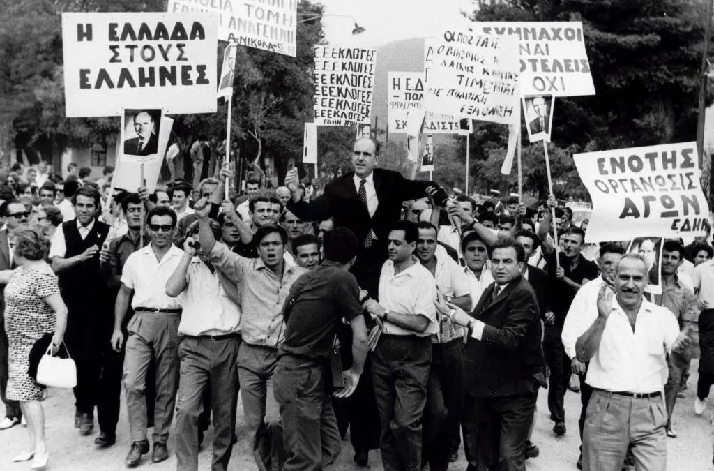 Ο Ανδρέας ψηλά στα χέρια των φίλων και οπαδών (2/2)