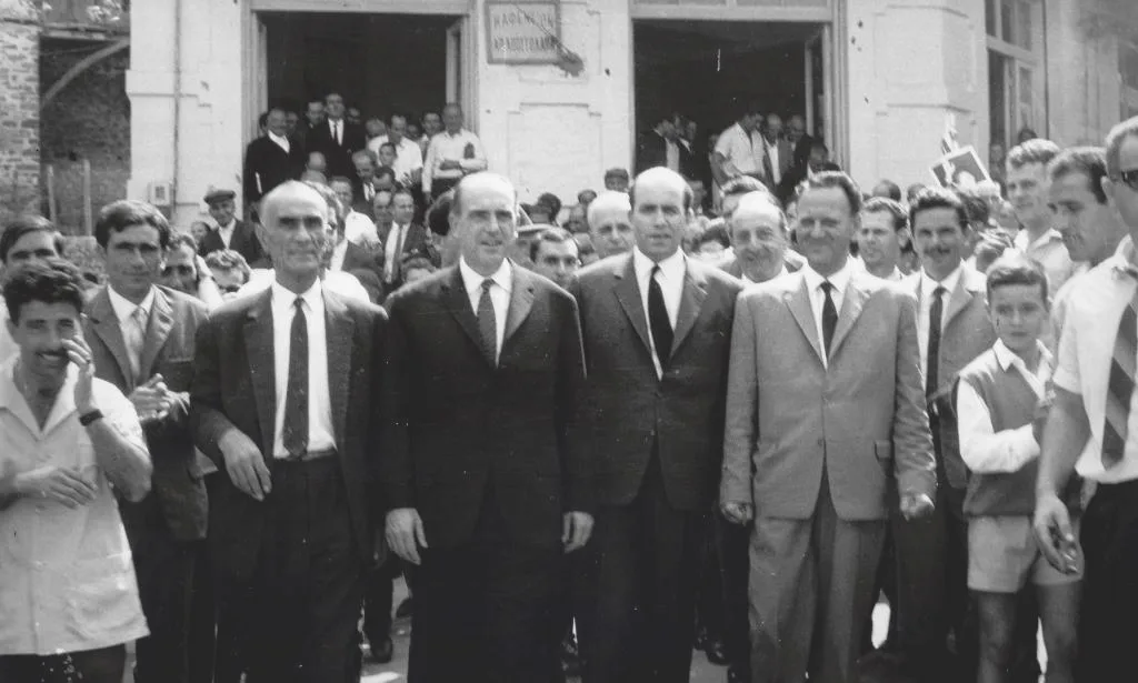 Στο κέντρο της πλημμυρισμένης πλατείας Μητροπόλεως στον Πολύγυρο (2/2)