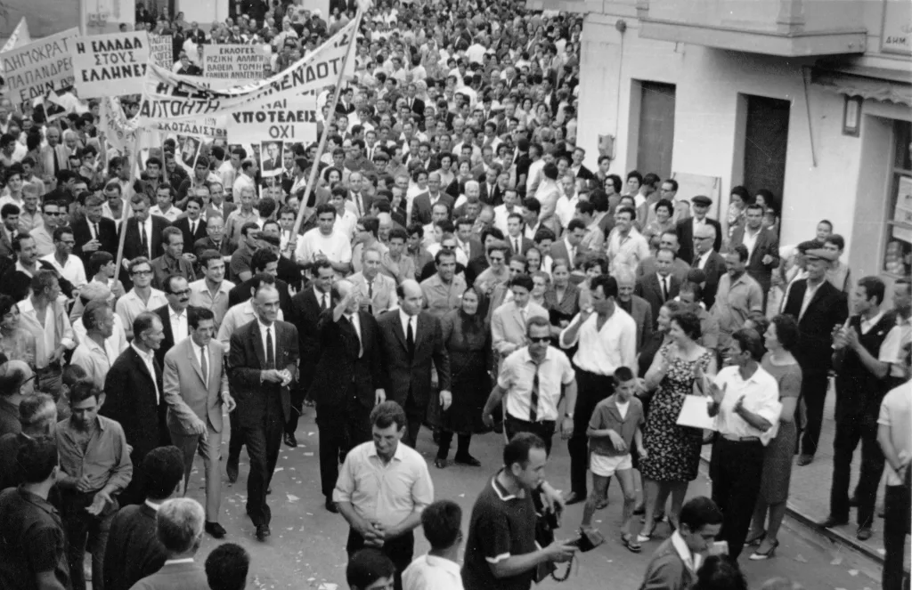 Στο κέντρο της πλημμυρισμένης πλατείας Μητροπόλεως στον Πολύγυρο (1/2)