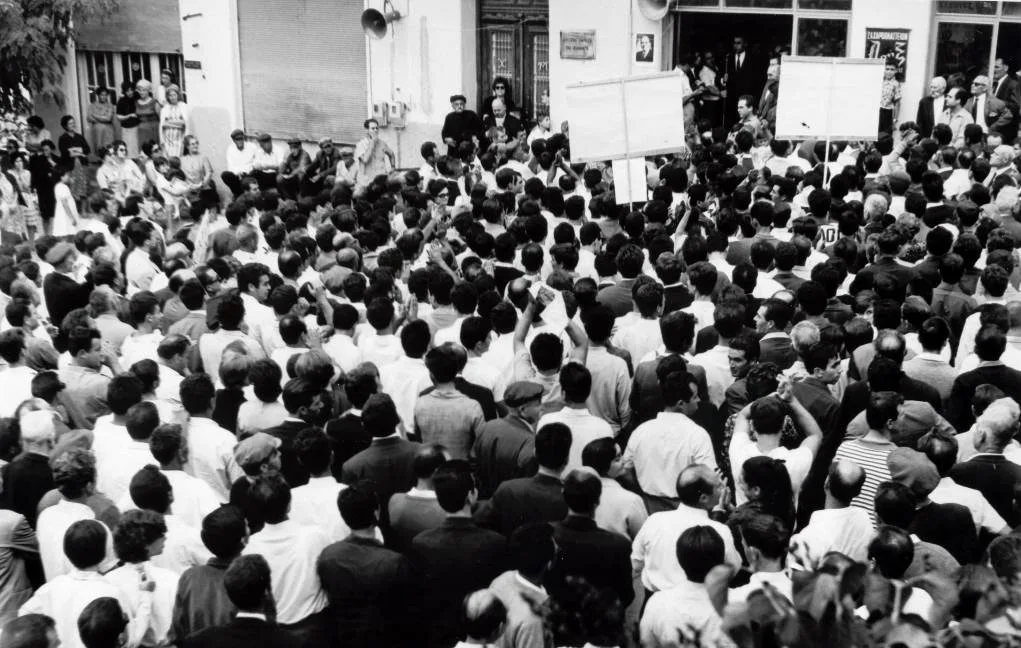 Η πλατεία Μητροπόλεως υπερπλήρης (2/3)