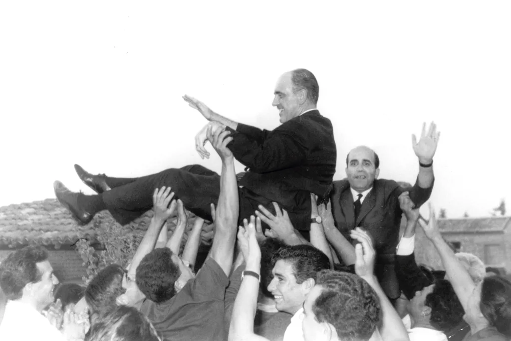 Η πλατεία Μητροπόλεως υπερπλήρης (1/3)