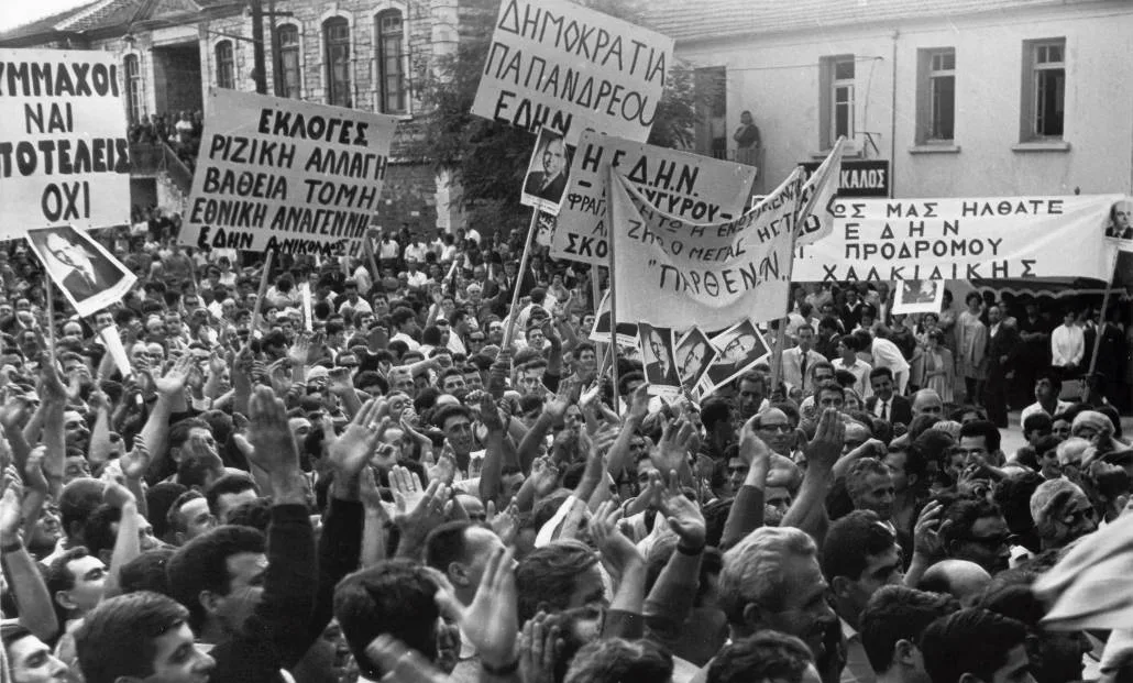 Η λαοθάλασσα στην πλατεία Μητροπόλεως Πολυγύρου (2/2)