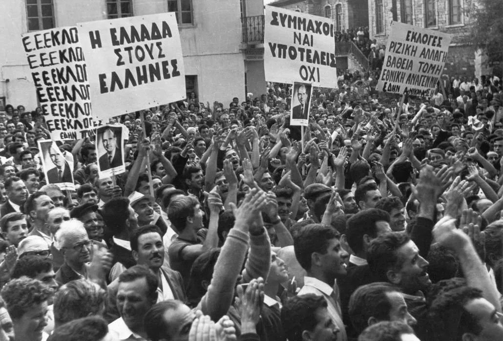 Η λαοθάλασσα στην πλατεία Μητροπόλεως Πολυγύρου (1/2)