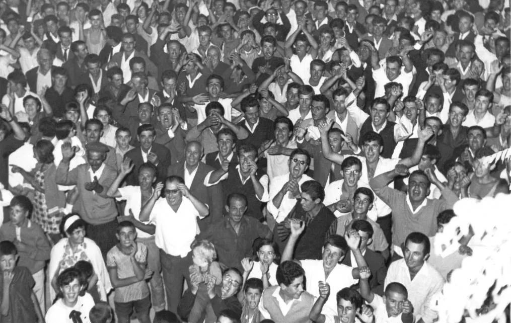Η μεγάλη πλατεία των Νέων Μουδανιών πλημμυρισμένη από ενθουσιώδες πλήθος (2/2)