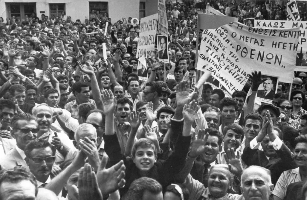 Η μεγάλη πλατεία των Νέων Μουδανιών πλημμυρισμένη από ενθουσιώδες πλήθος (1/2)