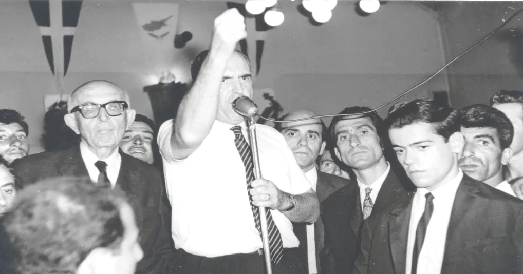 Ο Ανδρέας Παπανδρέου χαιρετά. Διακρίνεται ο Νικόλαος Τερζόγλου, τ. υπουργός, ο Ιωάννης Κυριαφίνης και ο Πρόεδρος της Τοπικής Επιτροπής Λεωνίδας Γεωργίου