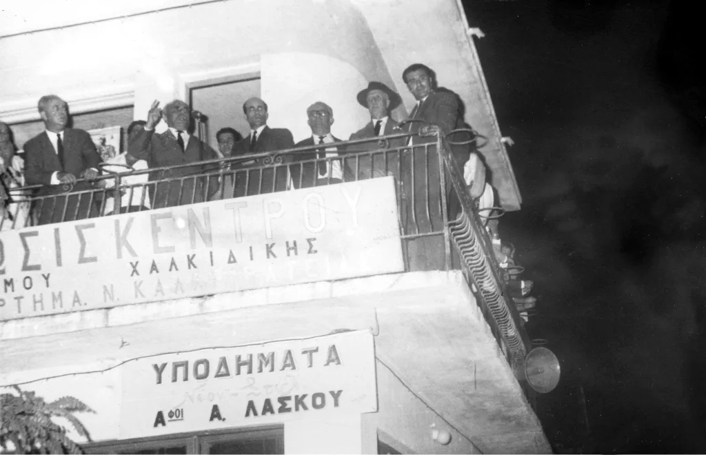 Σε μπαλκόνι της Νέας Καλλικράτειας μιλάει ο Αλέξανδρος Μπαλτατζής ανάμεσα στους βουλευτές Παυσανία Κατσώτα, Χάρη Μαναβή, Γεώργιο Καστανίδη και Ιωάννη Κυριαφίνη