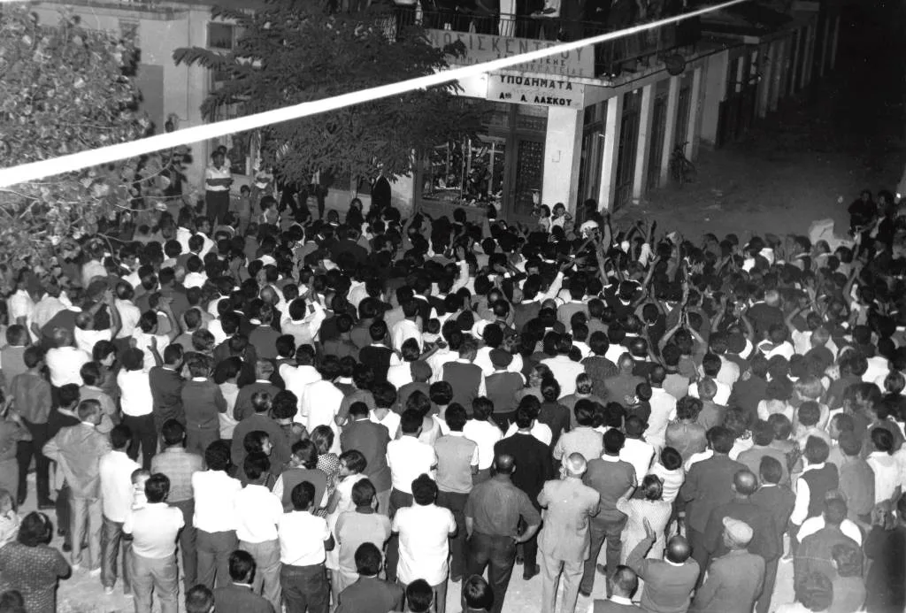 Η πλατεία της Νέας Καλλικράτειας γεμάτη από φίλους και οπαδούς του Κόμματος (2/3)