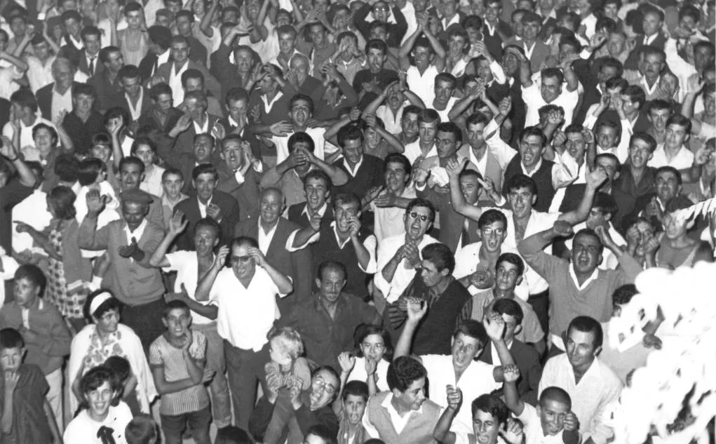 Η πλατεία της Νέας Καλλικράτειας γεμάτη από φίλους και οπαδούς του Κόμματος (1/3)