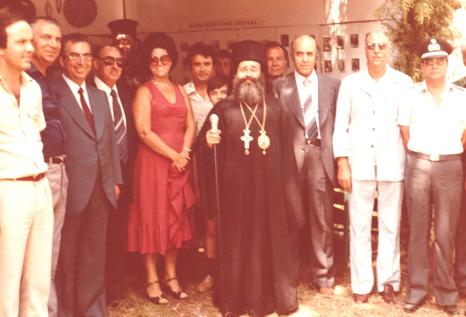 Ο Μητροπολίτης Αρναίας – Ιερισσού Αγίου Όρους και Αρδαμερίου
Νικόδημος, περιστοιχιζόμενος από τον Ιωάννη Κυριαφίνη και τη σύζυγο του,
τον ταξίαρχο Ηλία Δαδόλη, τον Υποδιοικητή Χωροφυλακής, τον
συμβολαιογράφο Γρηγόριο Μπίρο, τον τραπεζικό υπάλληλο Ιωάννη Κοτσάνη και
άλλους
