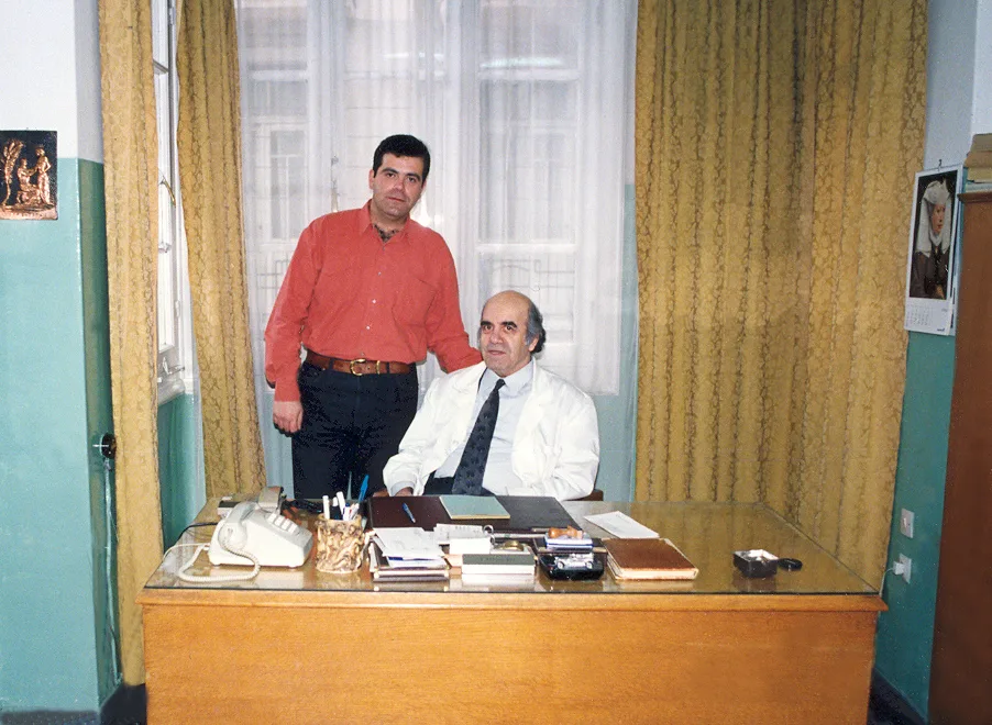 Ο ιατρός Ιωάννης Γ. Κυριαφίνης στην Ω.Ρ.Λ. κλινική του με τον γιό
του Γεώργιο, ιατρό Διδάκτορα Α.Π.Θ., σήμερα στην πανεπιστημιακή Ω.Ρ.Λ.
κλινική Α.Χ.Ε.Π.Α.